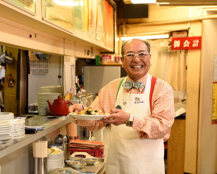 料理がおいしいのはもちろん、店主の寺田規行さんのお客さんのさばき方やトークもこの店の名物だ。