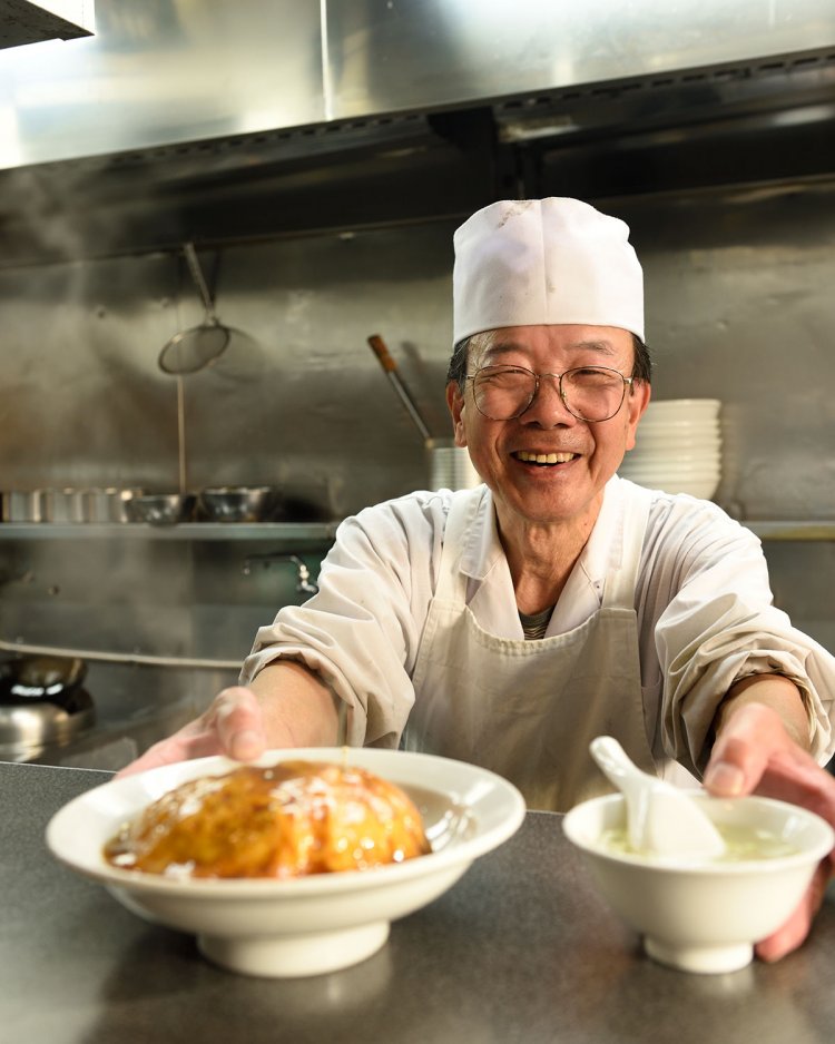 八代満さん。かに玉丼750円。