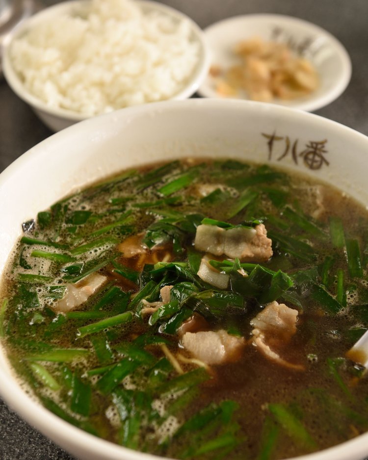 ニラそば650 円は肉とニラがスープに絡んで美味！小ライス150円。