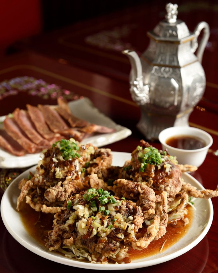 ソフトシェルクラブ長葱ソースかけ1980円、自家製チャーシュー1320円、カメだし紹興酒2合1540円。