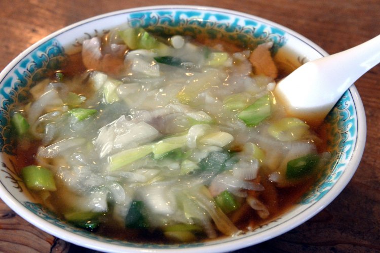 豚そば680円は、サンマーメンが原形ともいわれる餡かけラーメン。