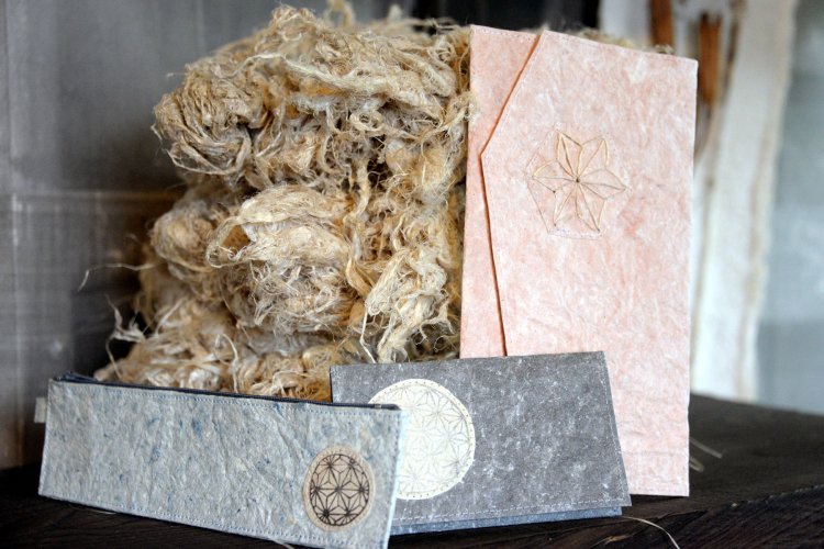 丈夫な麻紙布を縫製したペンケー ス1728円、ふくさ3240円。