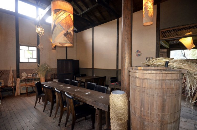 天然酵母生地のピザ８００円～を納屋を改装したカフェスペースで。