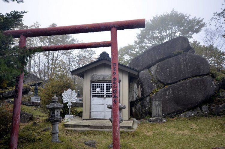 幽玄な雰囲気の三枚石。