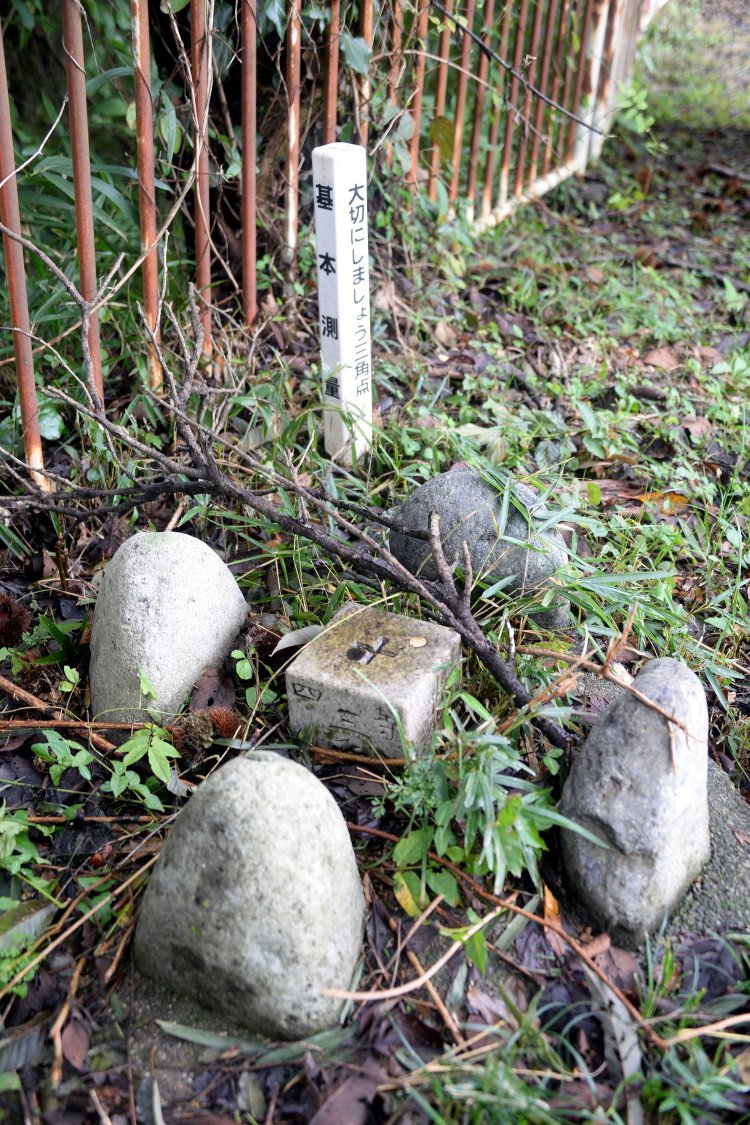 市役所裏手、城址の遺構が若干残っている御殿山公園の四等三角点。