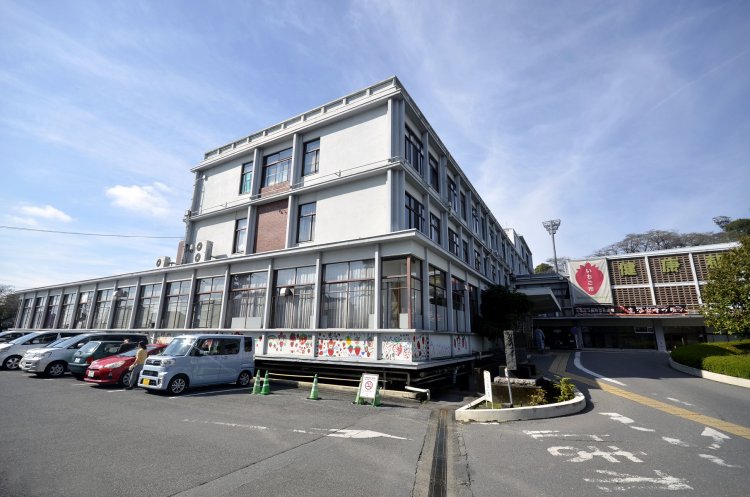 1階の張り出しが昭和な市庁舎。この北側にあった家に宮崎駿が疎開していたとか。