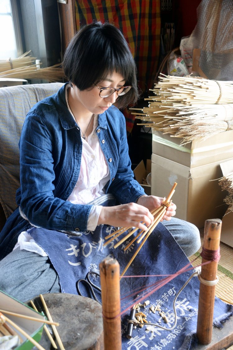 「きびがら工房」を祖父から継いだ三代目房主の増形早苗さん。