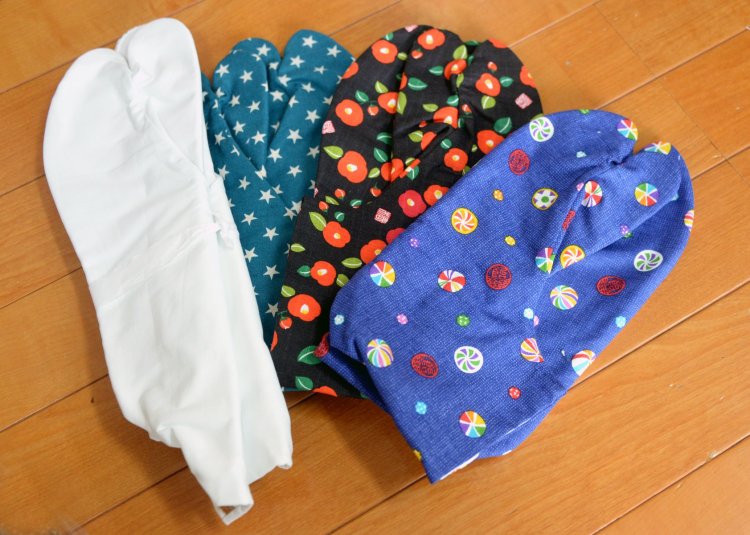 デザイン生地を使ったカラフルな足袋もある。白足袋2100円～。