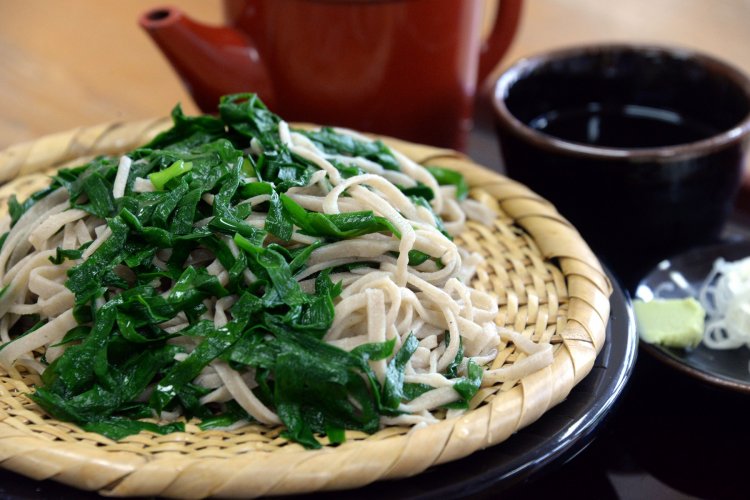 そば処でにらそば770円を。10時30分～16時30分（売り切れまで）。