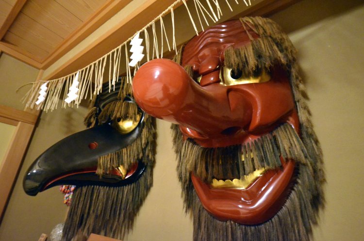 顔が赤く鼻の長い大天狗と、黒いくちばしの烏天狗。ケヤキの見事な一刀彫で江戸時代の作といわれる。