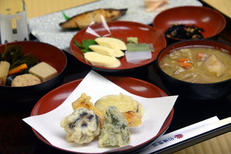 参籠時の夕食は神饌（しんせん）料理。御祈祷後に中食（1100円～、11：00～14：00）でもいただける。