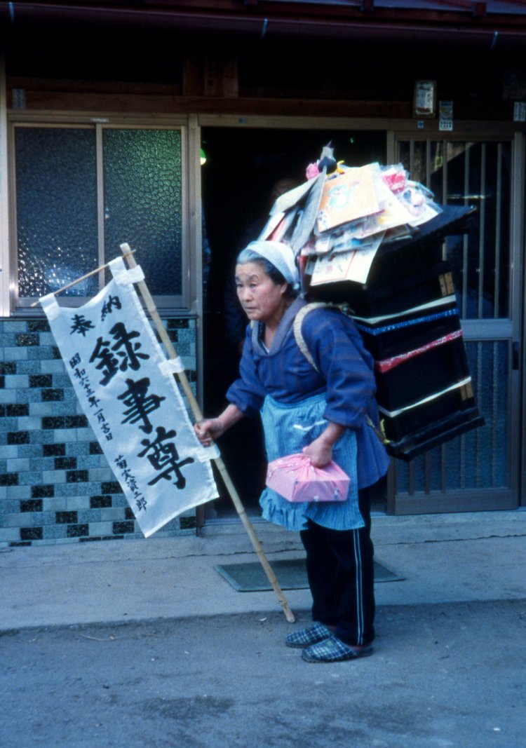 玄関に立てる幟が目印。１～数泊して、次の家へ早朝に送られる。