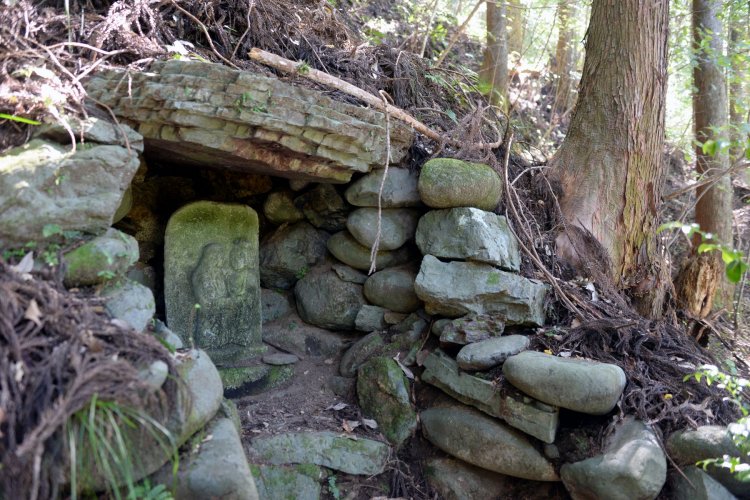 8基が点在。近代以前、徒歩時代の旧道沿いにあり、探す楽しみも。