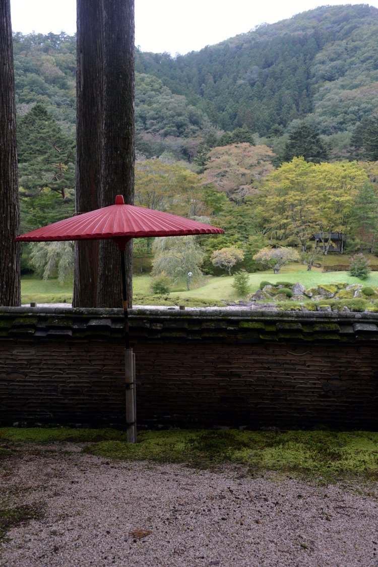 茶室から古峯原の山を借景にした古峯園を望む。紅葉は来年の楽しみにとっておこう。