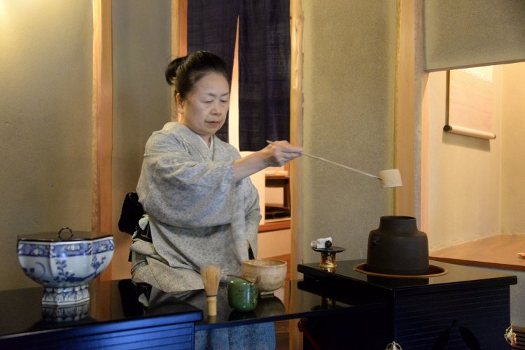 御園棚で立てる抹茶。初心者の質問にも丁寧に答えてくれる。