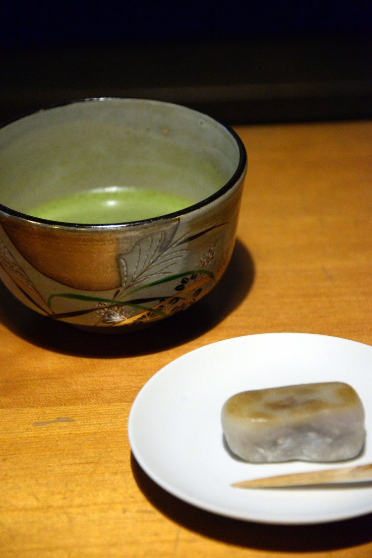 抹茶の前に出される菓子は紀州屋（今宮町1619）の焼ききんとん。