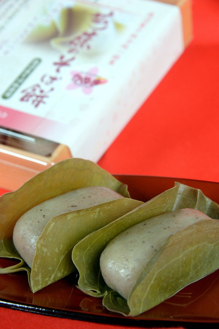 こし餡入りのそば風味豊かな餅を山帰来（サンキライ）の葉で包む。