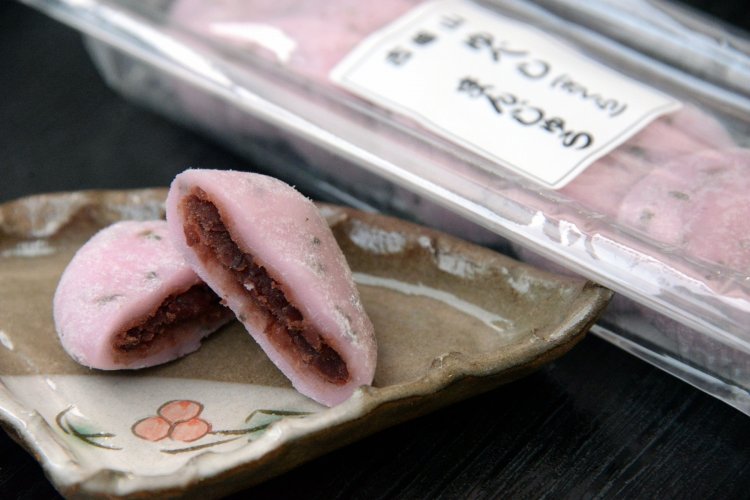 店頭で作っているゆべしまんじゅう（桜）。5個入り400円。