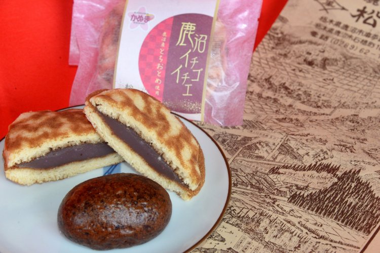 鹿沼イチゴイチエ170円と、 かりんとうまんじゅう110円。