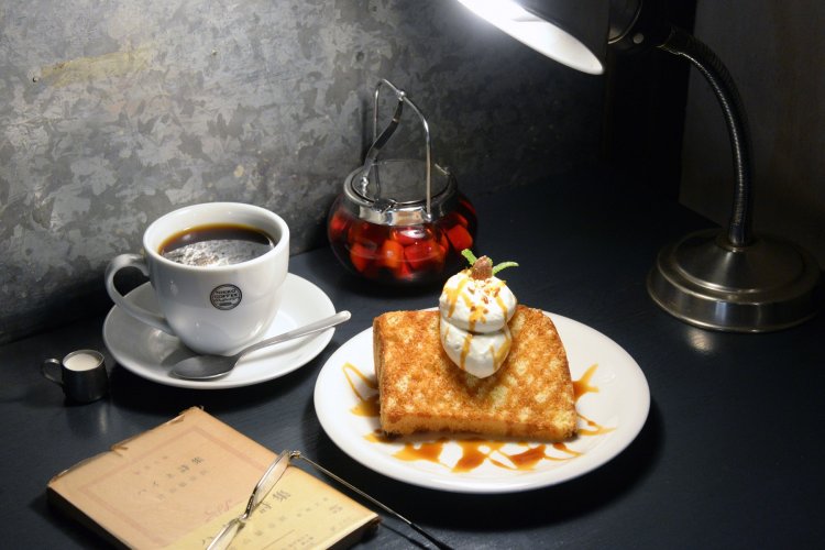 キャラメルシフォンケーキなど7種類から選ぶケーキセット1210円。