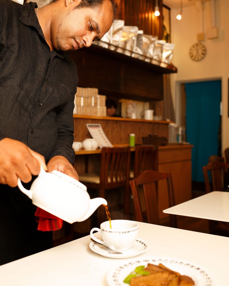 店主のヴェル・カルナモルティさんの郷里はスリランカ紅茶の名産地。