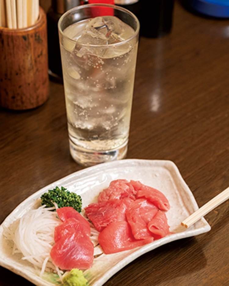 夜は居酒屋になり、足立市場で目利きした鮮魚揃い。名物本まぐろの中落ち490円は下町焼酎ハイボール380円と。つまみカレーもあり。