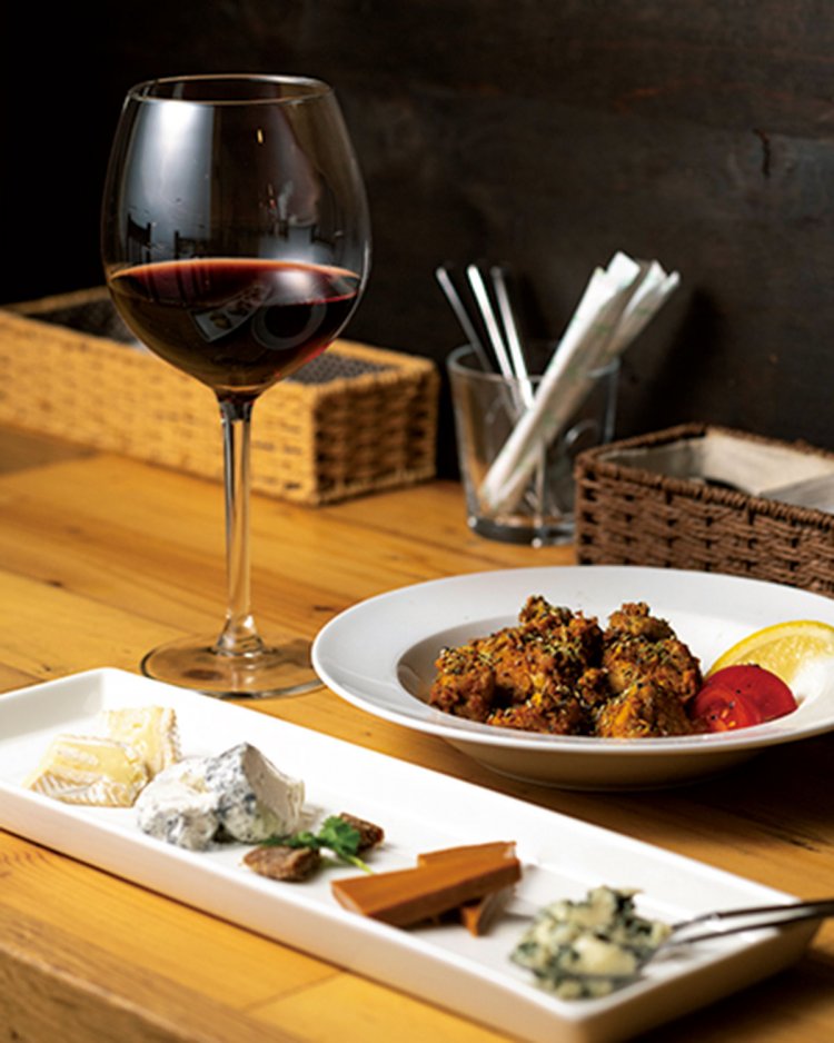 夜はタンドリーチキン ハーフサイズ580円、チーズの盛り合わせ980円をグラスワイン680円で。