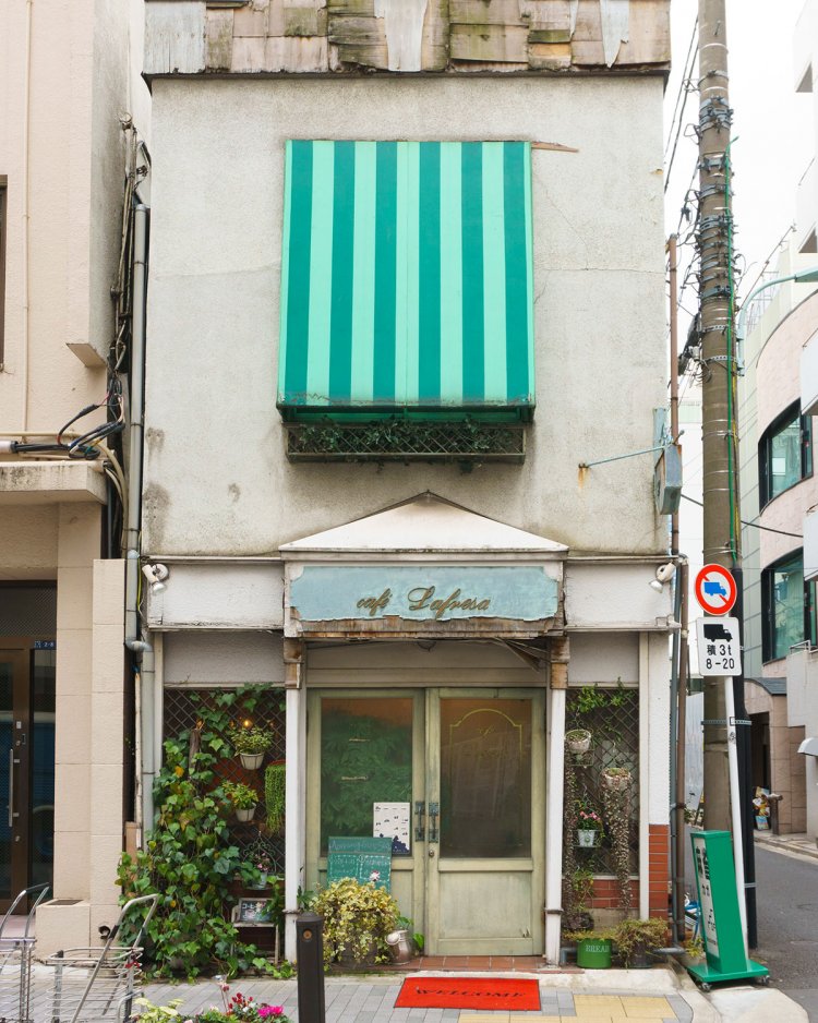 古びた洋館風情が路地に現れる。