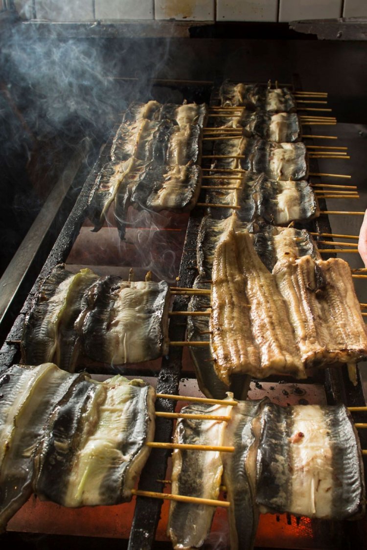 タレをつけて焼く工程を3回繰り返し、味を染み込ませていく。