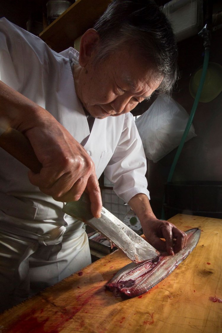 普段は柔和なご主人だが、調理の際は一転、職人の顔へ。