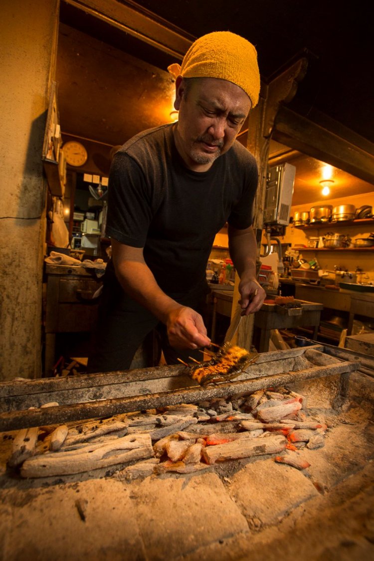 店主の柿田准さん。蒸したうなぎを素早い手さばきで焼いてゆく。