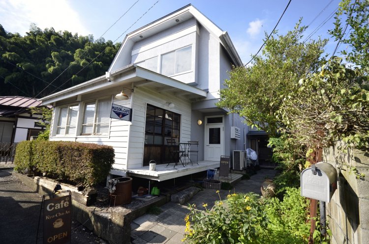 瀟洒な古民家を改装。隣家に熱風式焙煎機を備える焙煎所がある。