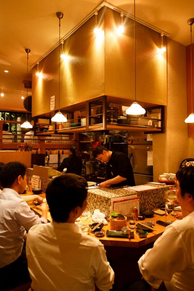 店長の包丁さばきも肴となるカウンター。中2階にはテーブル席も用意。