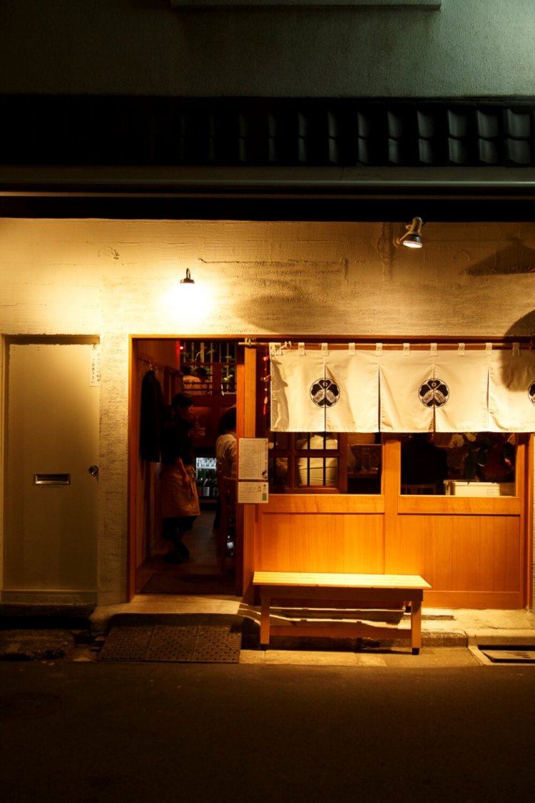 大横川北の路地の酒場激戦区に開店するや話題になった人気店。