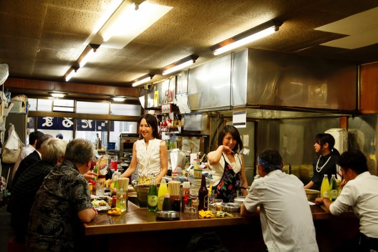 美人姉妹ほか、ほとんどが女性スタッフ。「大衆酒場だけど、ガールズバーみたいでしょ？火・水・土曜は熟女デイよ（笑）」と、調理担当の真さん。