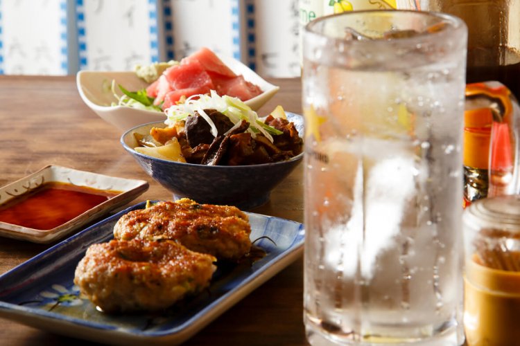 姉妹のお母さんが考案した大きな手作りつくね600円や牛もつにこみ700円、チューハイ450円など。