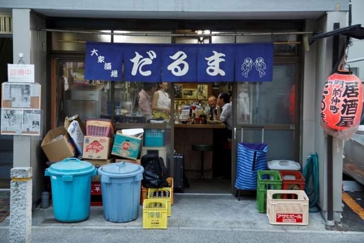 薄暮の時間帯から常連で埋まっていく。