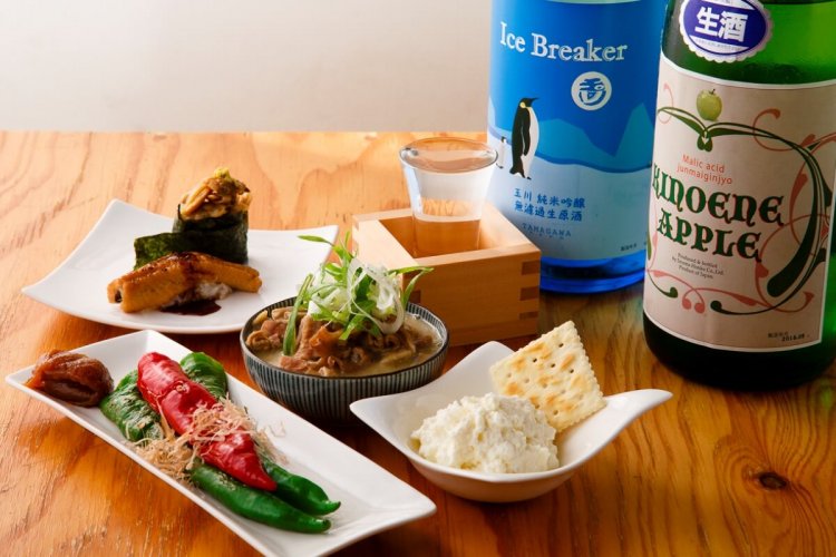 万願寺トウガラシ焼440円や自家製クリームチーズ275円、穴子握りとアサリ握り1組440円など。地酒も安く提供。