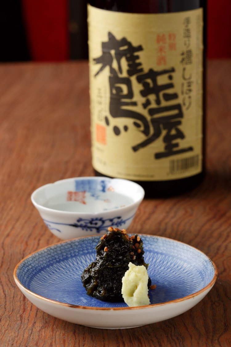 「鷹来屋」550円（半合）は燗でも旨い。香ばしいそば茶がアクセントの岩のりワサビ440円とともに永遠に飲める。