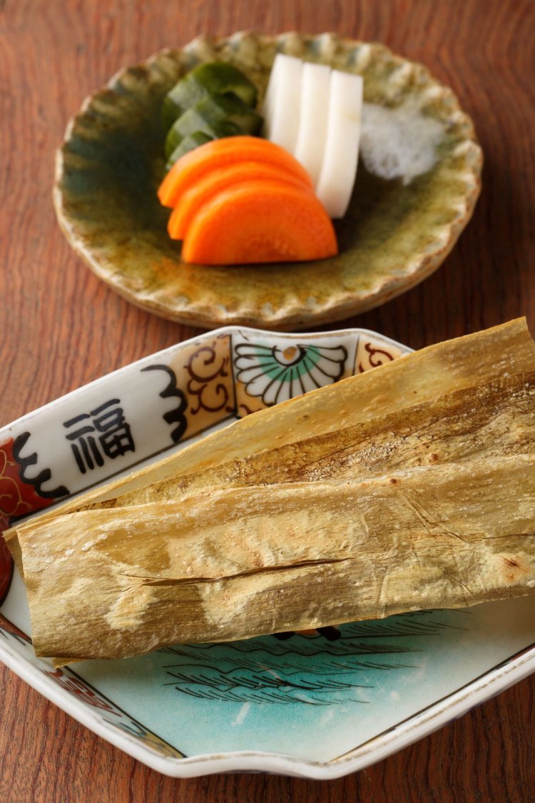 燗酒と口に含めば酒の熱で溶けるバッテラ昆布あぶり550円とぬか漬け500円も飲めるコンビ。