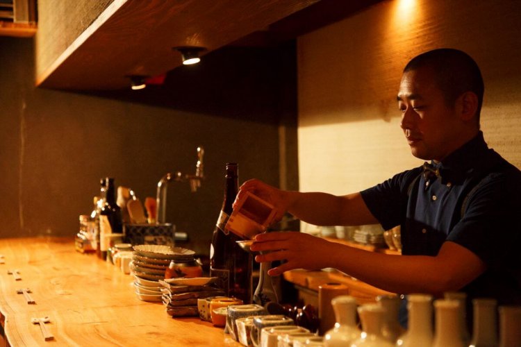 日本の古い単位を大事にしたいと5勺升で測って提供。カウンターから好みを伝えれば、おすすめの酒を大野さんが教えてくれる。