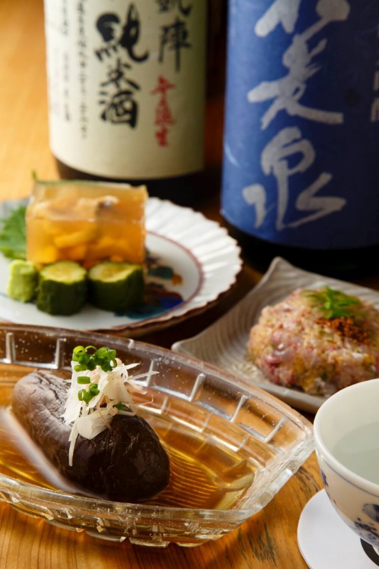 手前から冷し煮茄子550円や真アジなめろう770円、穴子煮こごり550円。左党が目尻を下げる肴ばかり。