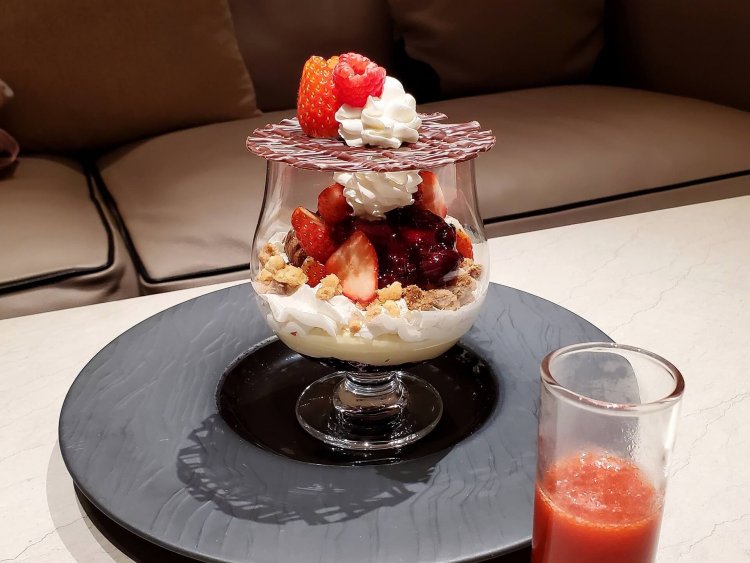 ストロベリーサングリアパフェ 苺とチョコレートのアイス 苺ソース添え2200円（サービス料別） 