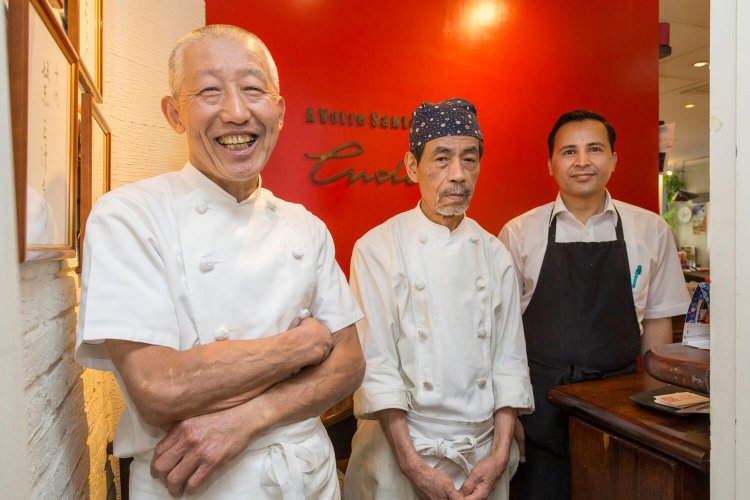 一本気の遠藤シェフ（左）と、接客大好きネパール人のクスムさん（右）のバランスが見事。