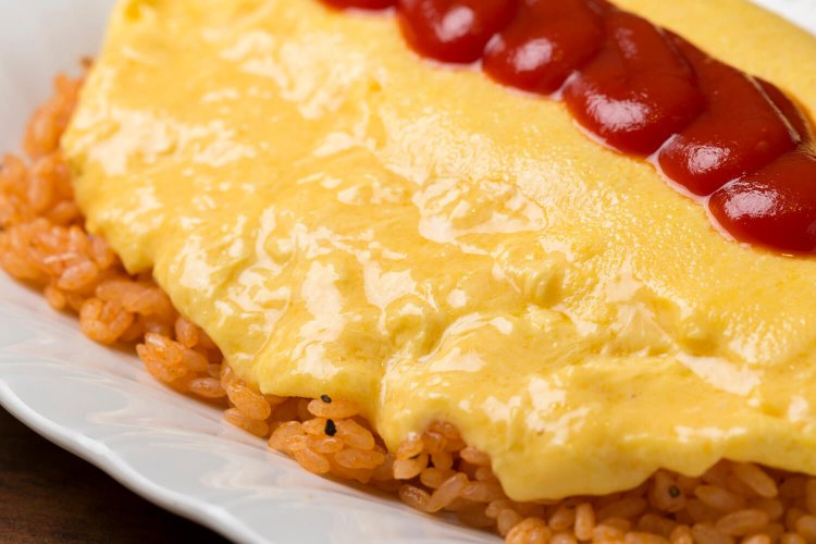 あらかじめオムレツを開いて提供する店もあるが、YOUでは自分で