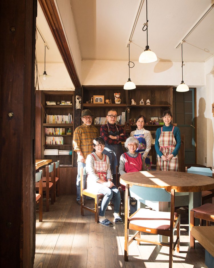 フラダンスの先生の惠子さん(右から2番目)ほかスタッフはフラ好き。