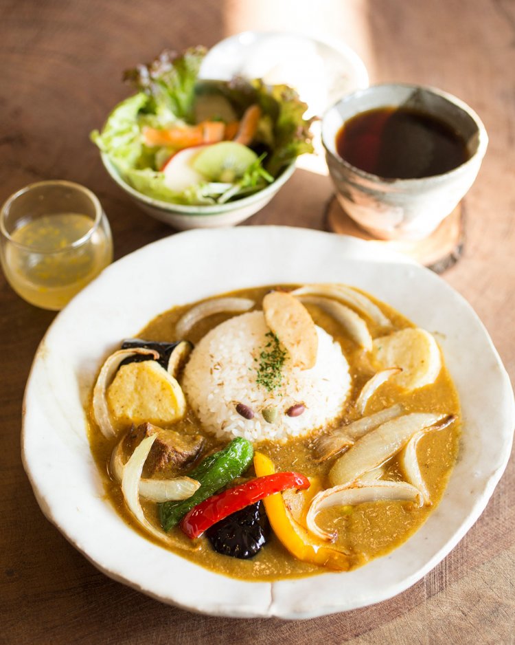 2分かけて丁寧に抽出し、後からお湯を足すことですっきりとした味わいに仕上がるコーヒー330円とライスカレーセット。