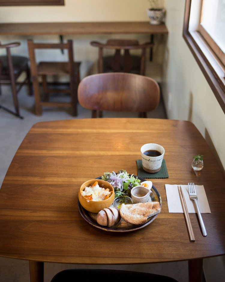 ツナペンネのグラタン&パン&サラダ1000円。食事メニューはどれもコーヒーか紅茶付きで各1000円。