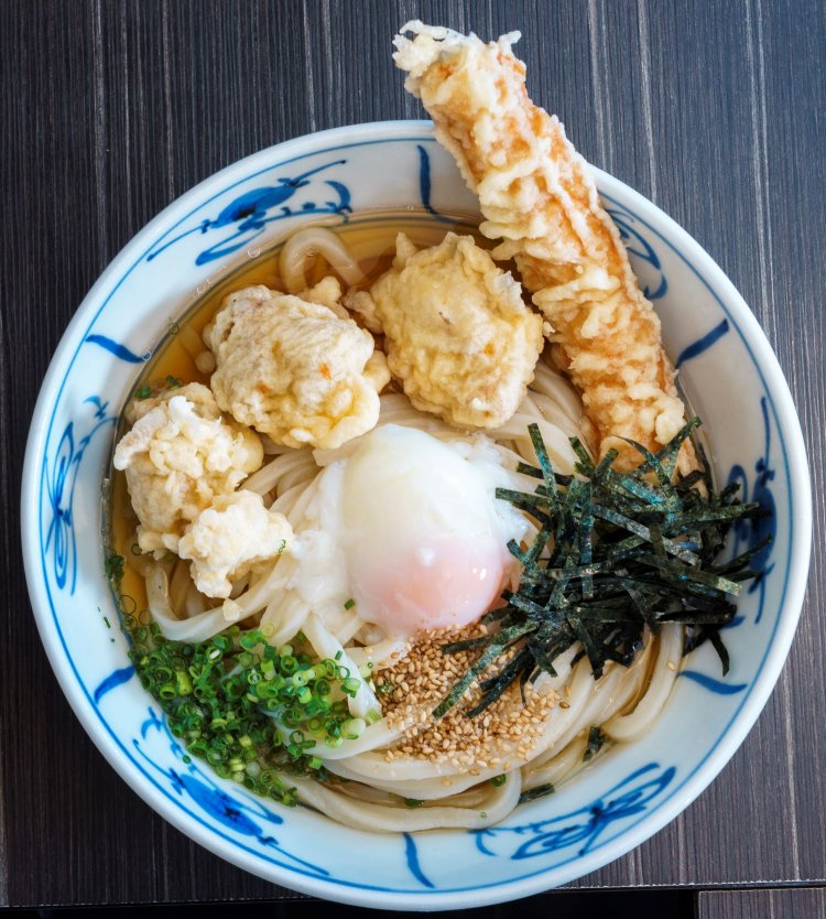 ジューシーなかしわ天とちくわ天、温玉がのった親子ぶっかけ1000円。麺が美しい。