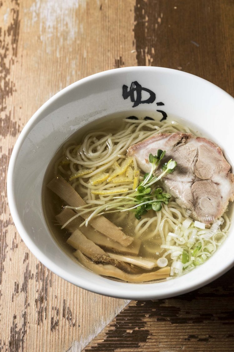 中央のゆずとカイワレが視覚的にもあっさり感を引き立てる。淡麗煮干ラーメンゆず塩750円。